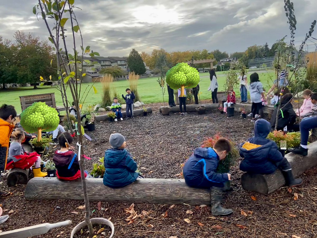 Roomtoplay's tweet image. A fabulous day planting trees with the @Grauer_Phoenix school community 🌳 Everyone pitched in to dig, prep &amp;amp; plant trees purchased with the generous support of @TreeCanada 🌳#sd38learn