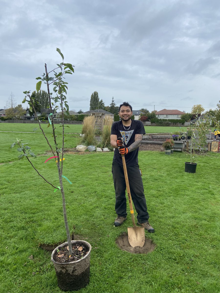 Roomtoplay's tweet image. A fabulous day planting trees with the @Grauer_Phoenix school community 🌳 Everyone pitched in to dig, prep &amp;amp; plant trees purchased with the generous support of @TreeCanada 🌳#sd38learn