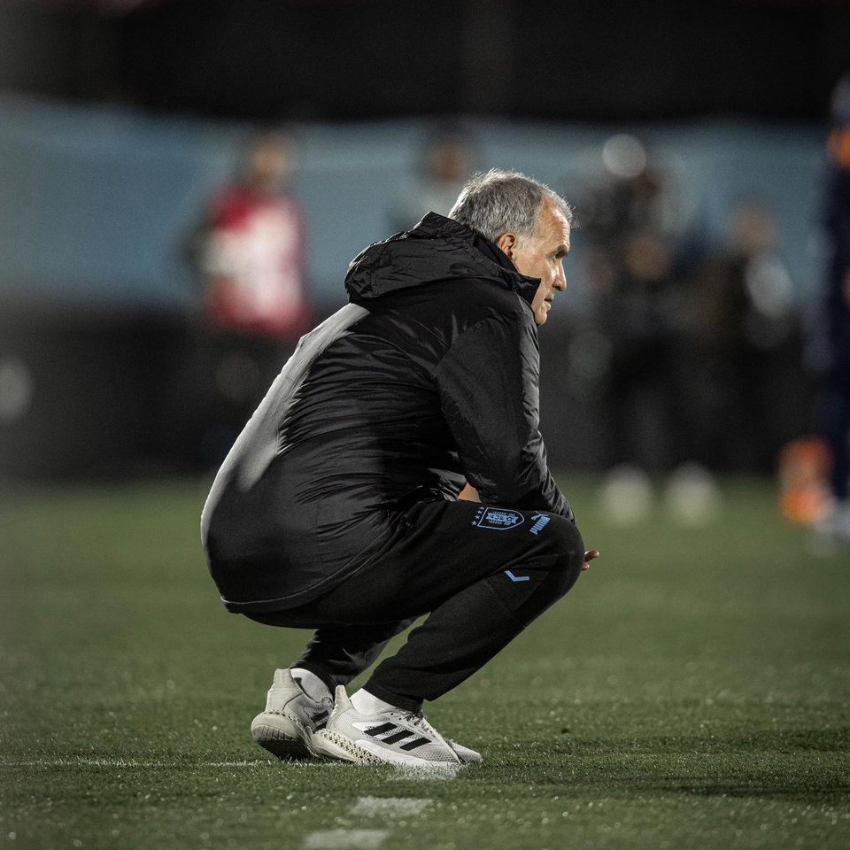 UruguayFootENG's tweet image. Thank you eternally Marcelo Bielsa, who has ended @CBF_Futebol's 🇧🇷 historic 37 match unbeaten streak with Uruguay 

• La Celeste's first win vs. Brazil since 2001