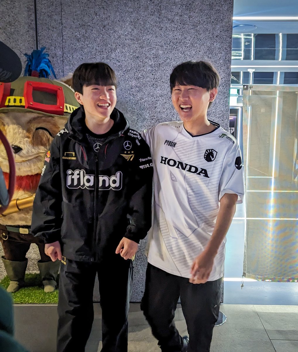 lolesports's tweet photo. 🫶 https://t.co/skAeTGmrql