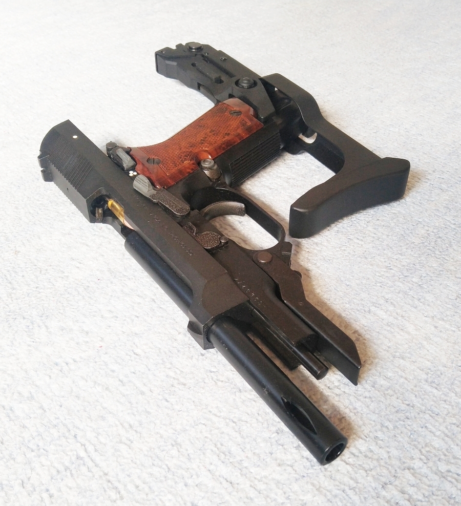 COOM13's tweet image. 突然弄りたくなったので押し入れから引っ張り出してきた件。
メタルストック＋ダミカフル装填だと流石に1.5kg近くあるね。
そーいや、ろうきんのミツハは何故かストックがなかった記憶が…。

#モデルガン #93R #KSC #山野光波