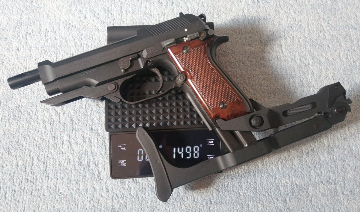 COOM13's tweet image. 突然弄りたくなったので押し入れから引っ張り出してきた件。
メタルストック＋ダミカフル装填だと流石に1.5kg近くあるね。
そーいや、ろうきんのミツハは何故かストックがなかった記憶が…。

#モデルガン #93R #KSC #山野光波