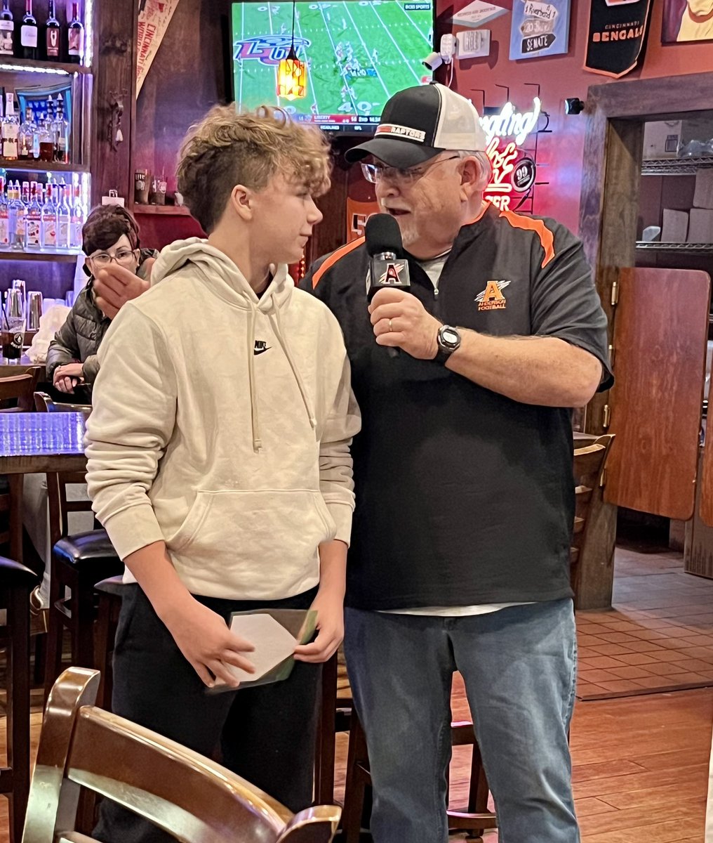 AHS_TDClub's tweet photo. ⭐️Congrats to #FutureRaptors of the week from @NagelMSBLUEFB and @Nagel8football :
7️⃣th: Jacob Pratt
8️⃣th: Kenneth Purden
🎙️Recognized during tonight’s @usbnsports broadcast of the #RaptorRecap sponsored by @CinfedCU 🏦
#FutureisBrightonForestRoad https://t.co/kcQJtCCVsP