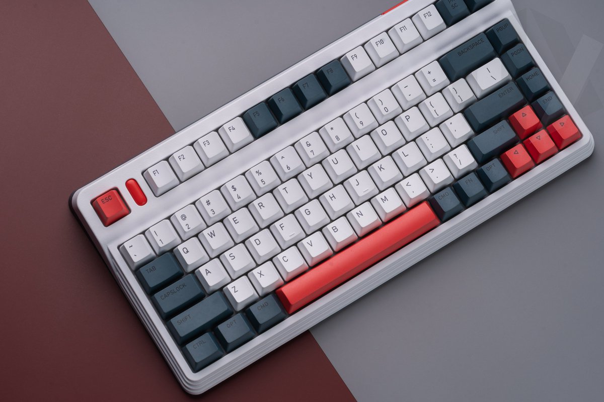 iQunix's tweet image. The #IQUNIX L80 color-blocking design keeps your desk simple without losing color.

Link in bio to shop.

#iqunix #mechanicalkeyboard #deskspace #wirelesskeyboards