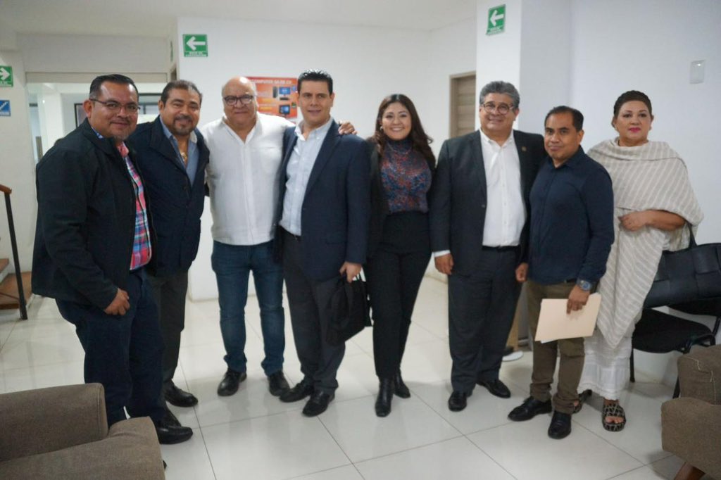 lizconcha's tweet photo. Es momento de reivindicar la política, de respetar a la verdadera militancia y la lealtad. Estoy convencida que el nuevo Delegado del CEN de @PRI_Nacional en #Oaxaca @Javier_CasiqueZ, sabrá reconocer la decisión de las y los militantes con quien haremos equipo por el bien del partido y de Oaxaca 
#SecretariaGeneralPRIOax 
#DiputadaLizConcha