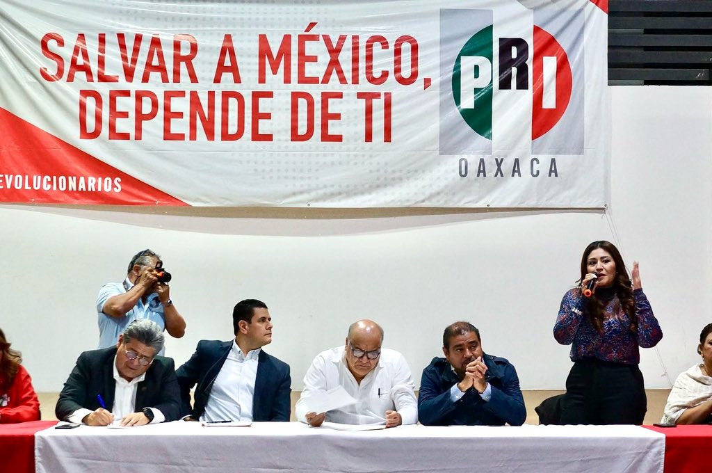 lizconcha's tweet photo. Es momento de reivindicar la política, de respetar a la verdadera militancia y la lealtad. Estoy convencida que el nuevo Delegado del CEN de @PRI_Nacional en #Oaxaca @Javier_CasiqueZ, sabrá reconocer la decisión de las y los militantes con quien haremos equipo por el bien del partido y de Oaxaca 
#SecretariaGeneralPRIOax 
#DiputadaLizConcha
