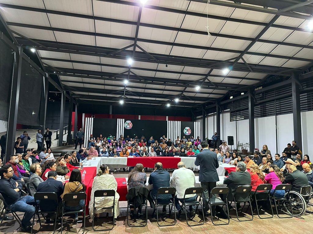 lizconcha's tweet photo. Es momento de reivindicar la política, de respetar a la verdadera militancia y la lealtad. Estoy convencida que el nuevo Delegado del CEN de @PRI_Nacional en #Oaxaca @Javier_CasiqueZ, sabrá reconocer la decisión de las y los militantes con quien haremos equipo por el bien del partido y de Oaxaca 
#SecretariaGeneralPRIOax 
#DiputadaLizConcha