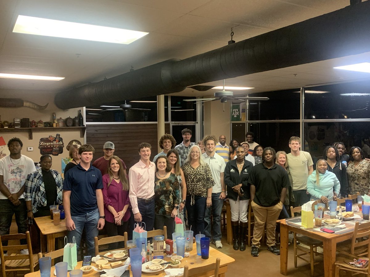 BHSVikingFB's tweet photo. One of the best nights of the season. Helmet and Heels is a great opportunity for our seniors and their mom/mother figures to sit down and have dinner together, and tell them how much we appreciate them. Thank you for all you do. #FirstLove https://t.co/LXSm6ZTdW9