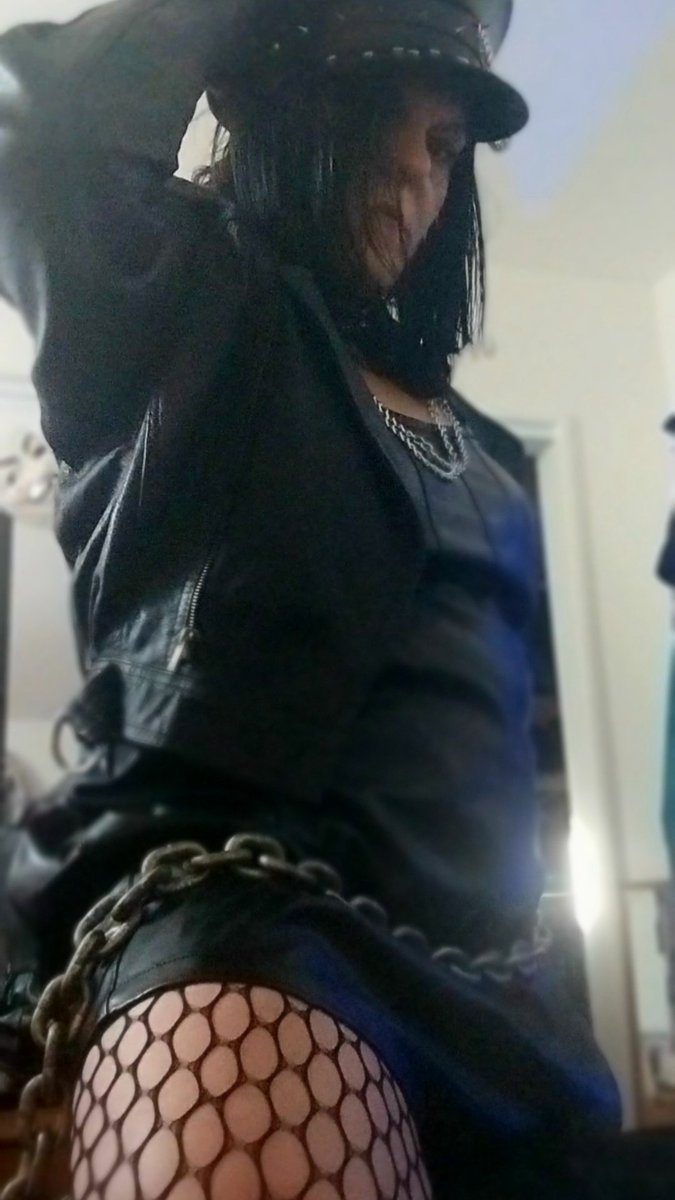 SeductiveSkyla's tweet photo. Happy Hump Day 💋

#loveleather
#promiscuousmistress
#photoshootday https://t.co/RKKXysnCwR