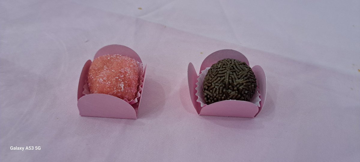 WillSamoro's tweet image. #docinhos Brigadeiro e moranguinho (e não, não é a personagem). Eu acreditava que se chamava bolinrosa ou brigadeiro de morango, mas o nome varia.