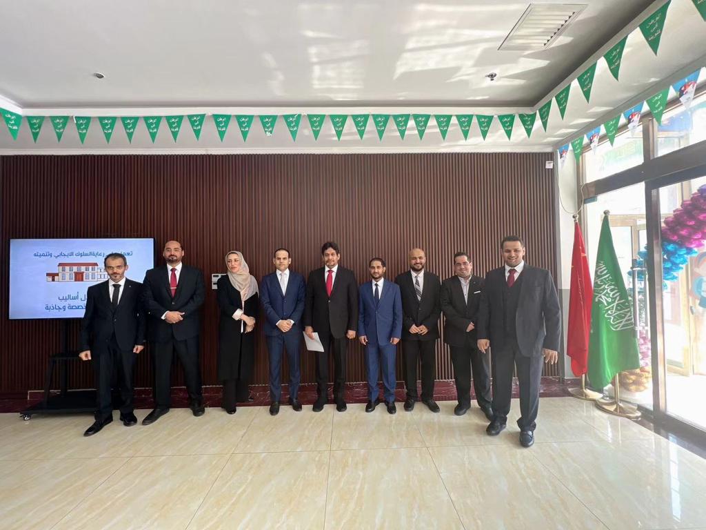 Saudischoolsbei's tweet photo. جانب من زيارة سعادة وكيل وزارة التعليم د. حسن الخرمي ووفده المرافق للمدارس السعودية في بكين، أطلع فيها على سير العمل والتقى بالطاقم التدريسي ثمن فيه الجهود المبذولة من قبل فريق العمل بالمدرسة.
@ksaembassyCHINA 
@moe_gov_sa 
@minister_moe_sa https://t.co/DhAGCHVCUL