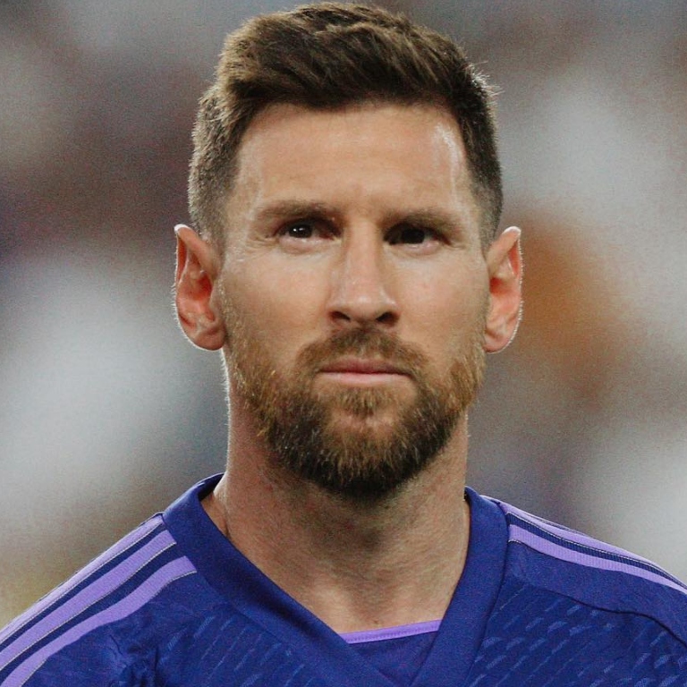 Con 36 años de edad, y ya sin nada más por demostrar, se está paseando desnudo por las eliminatorias mundialistas de Sudamérica. Nadie puede salir bien librado si se le compara con Lionel Messi. NADIE.