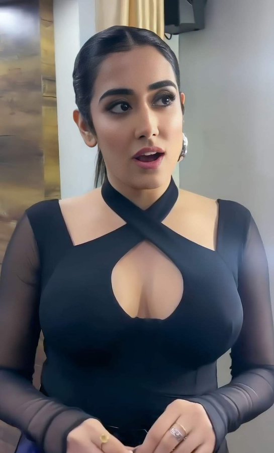 F8sI2u0XkAAtZYb?format=jpg&name=900x900