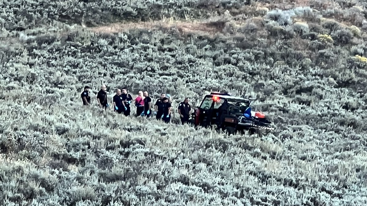 SLCScanner's tweet photo. #Breaking #Draper 15300 S Steep Mountain Drive. #NorthFlightPark. 1 man is dead and 2 injured after a midair collision between a #Handglider and #Paraglider. Both #Airmed and #LifeFlight responded. Stby for additional information. https://t.co/Y7GQPxHbWv