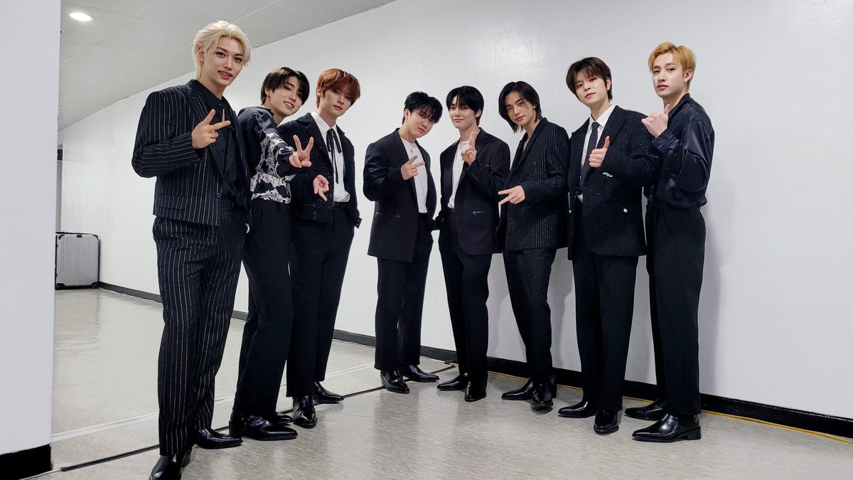 photos and clips of skz that have me thinking thoughts 😀👍 

a thread :)