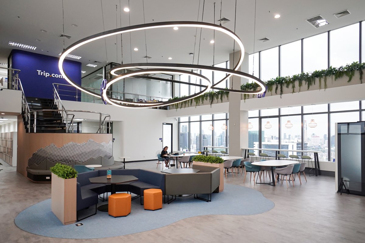 tripcomgroup's tweet photo. 🎉 Exciting news! https://t.co/QnNAnxosSn is opening a new office in Bangkok, a vibrant city in Thailand. Located in the 'New CBD', it's designed for creativity & collaboration. Join us in shaping the future at https://t.co/IerM3fIzFw 🚀 #officetour #triplife https://t.co/mgUDrCoc4n