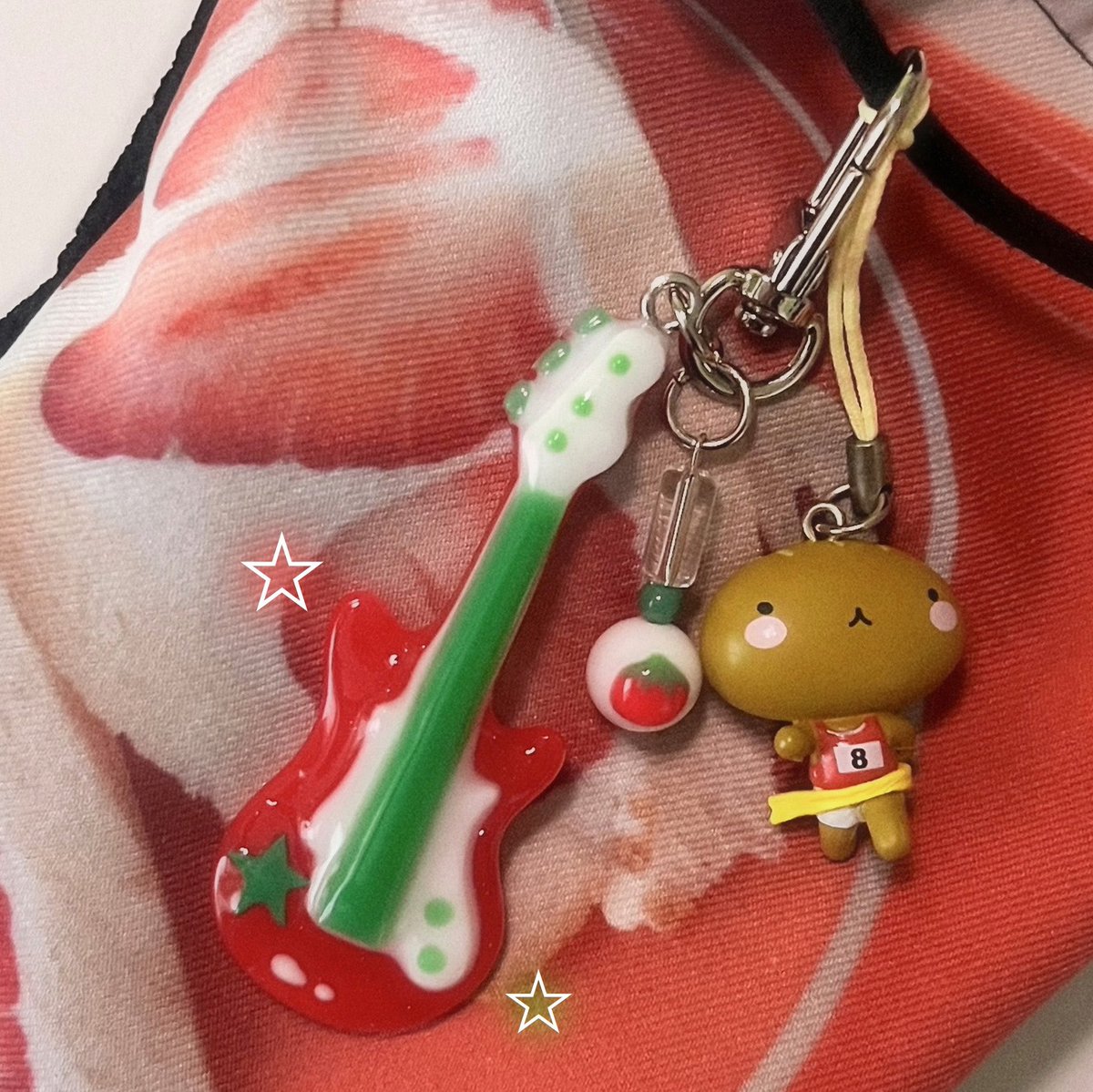 토마토 기타 키링 드뎌 재입고 완료🍅🎸
지금 구매 시 오늘 출발해요🎵
naver.me/xGmMXjz4