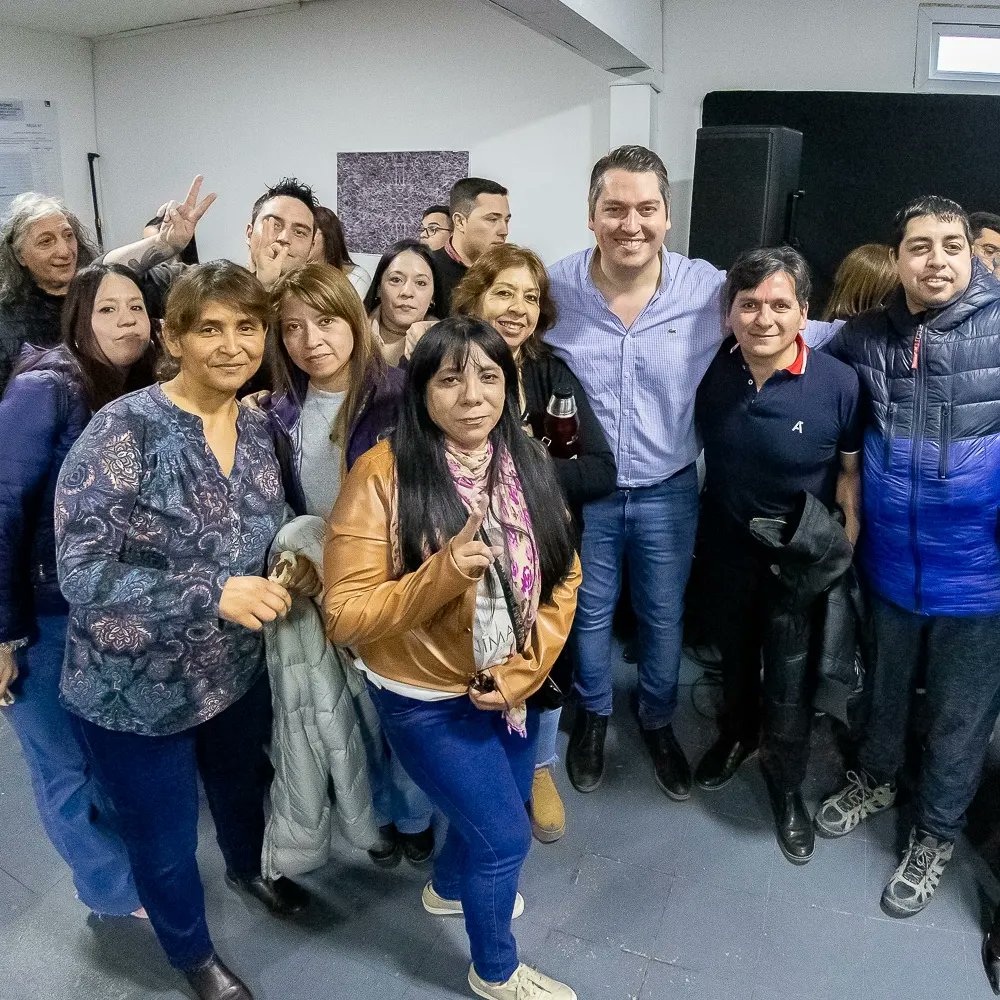 MartinPerezTDF's tweet photo. Como cada 17 de octubre abrazamos nuestras convicciones y nos encontramos con compañeros y compañeras del peronismo de Río Grande. 

Entre todos seguimos trabajando para que en la próxima elección triunfe la única fuerza política capaz de construir un proyecto de país federal y defender nuestra Patria. 

En este tiempo, con capacidad militante, hemos ido puerta a puerta para convocar a todos aquellos que quieren que nuestra Ciudad siga creciendo. 

Por historia y compromiso peronista, este domingo Río Grande tiene que ser un motor para el triunfo de la fórmula @SergioMassa @RossiAgustinOk

Para que los próximos 4 años gobierne un proyecto que acompañe nuestro modelo de gestión y nuestro desafío de transformar definitivamente la Ciudad.