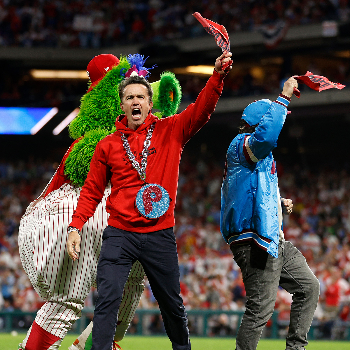 MLBLife's tweet image. It's Always Sunny In Philadelphia cast members went on the field with the Phanatic to hype the crowd

Philly energy is just different 😂
