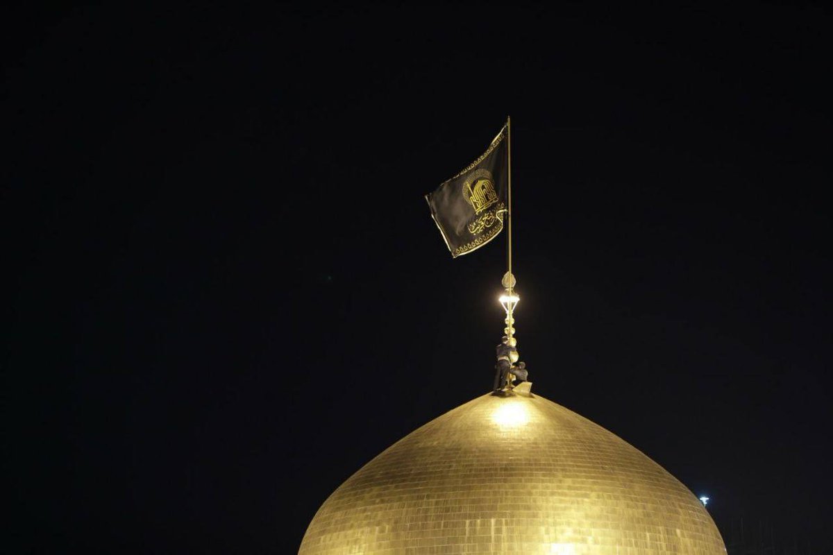 BRICSNewsES's tweet photo. Por primera vez en la historia, una bandera negra ondea sobre el santuario sagrado del Imam Reza (AS) en Irán. La bandera sólo cambia en ocasiones religiosas de luto.

Eran las 2 de la madrugada en Irán y decenas de miles de personas se manifestaban en Teherán frente a las embajadas francesa y británica.
