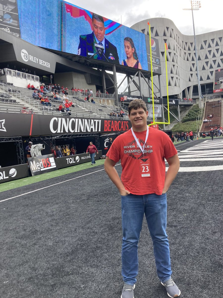Great Game Day Visit at U of Cincinnati
Saturday! Awesome Football atmosphere! Had a great time talking to Coach Cardwell! Thank you to the Coaches and Staff for having me!

<a href="/CoachSattUC/">Coach Satterfield</a> 
<a href="/CoachCardwell_/">𝑪𝒐𝒂𝒄𝒉 𝑵𝒊𝒄 𝑪𝒂𝒓𝒅𝒘𝒆𝒍𝒍</a> 
<a href="/GoBearcatsFB/">Cincinnati Football</a> 
<a href="/CoachLew_66/">Adam W. Lewandowski</a> 
<a href="/EDGYTIM/">Timothy “EDGYTIM” OHalloran</a> 
<a href="/CoachBigPete/">Peter "Coach Big Pete" Leinweber</a> 
<a href="/VJA_FOOTBALL/">Andrew Football</a>