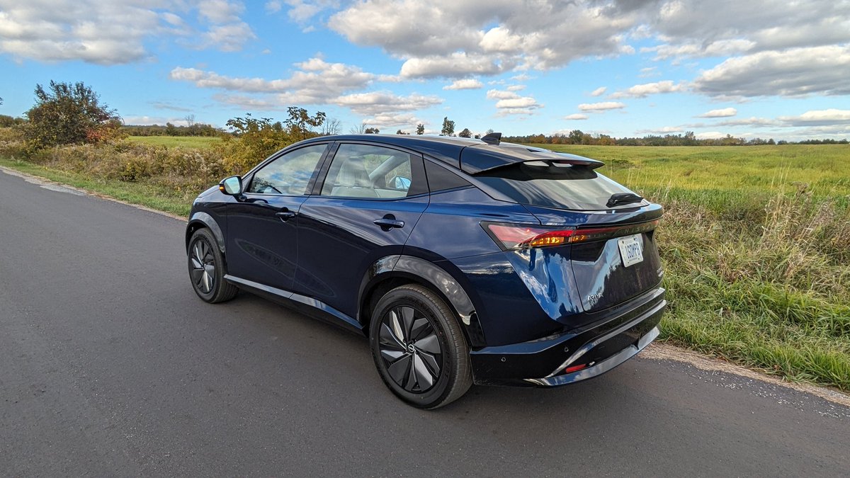 And so to the last car of #AJACTestFest day one, the <a href="/nissancanada/">Nissan Canada</a> Ariya. Apologies for missing out on the more photogenic Sunrise Copper Pearl one but this Deep Ocean Blue Pearl is nicely understated. Not a bad sky either!#CCOTY2024 <a href="/AJACanada/">AJAC</a> #EV