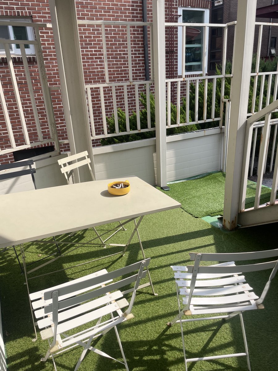 modolab's tweet image. #카메라대여 전문점 모도랩의 흡연장소!
요새 날씨가 좋아서 그런지 직원분들 뿐만 아니라
찾아오시는 손님분들도 담배피실때 앉아서
밖에서 바람 많이 쐬시더라구요!

흡연을 안하시는 손님분들께는 커피를 나눠드리니
카메라 렌트를 기다리며 커피 한잔!
 #카메라렌트 #모도랩 #캠코더대여 #카메라