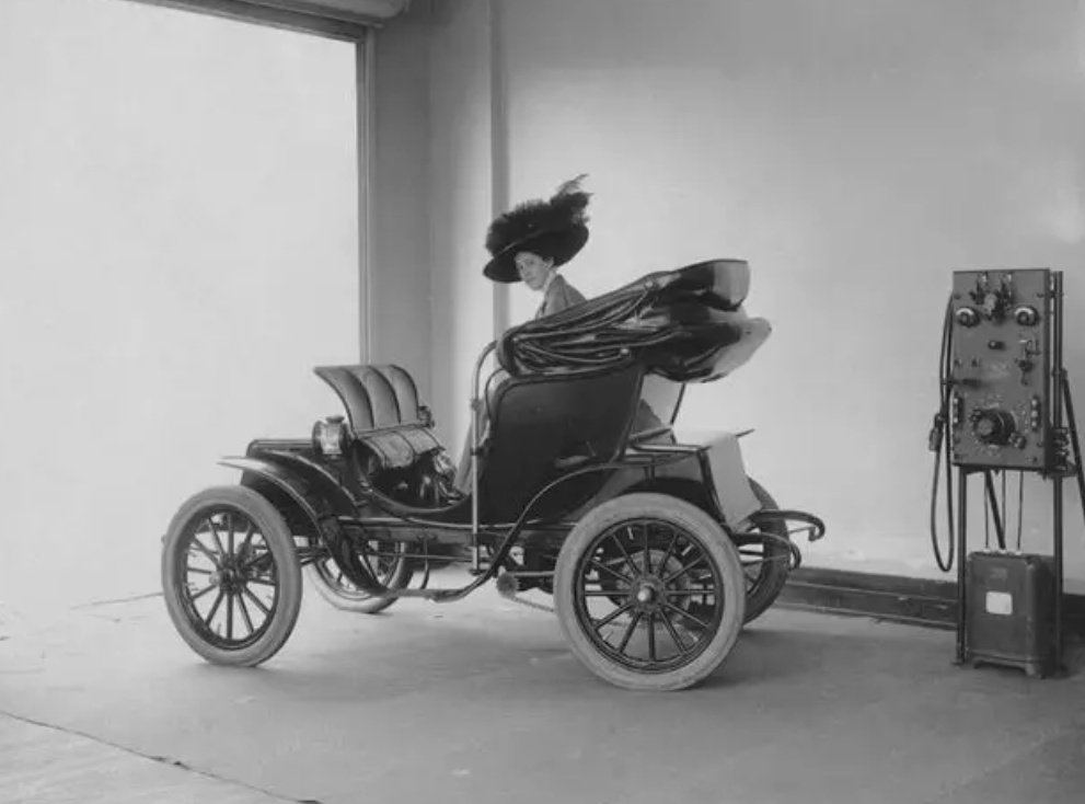 CharliCEGN's tweet photo. -Coche eléctrico (Williams Light Runabout) y estación de carga, 1907 https://t.co/L3QEWl3CNU