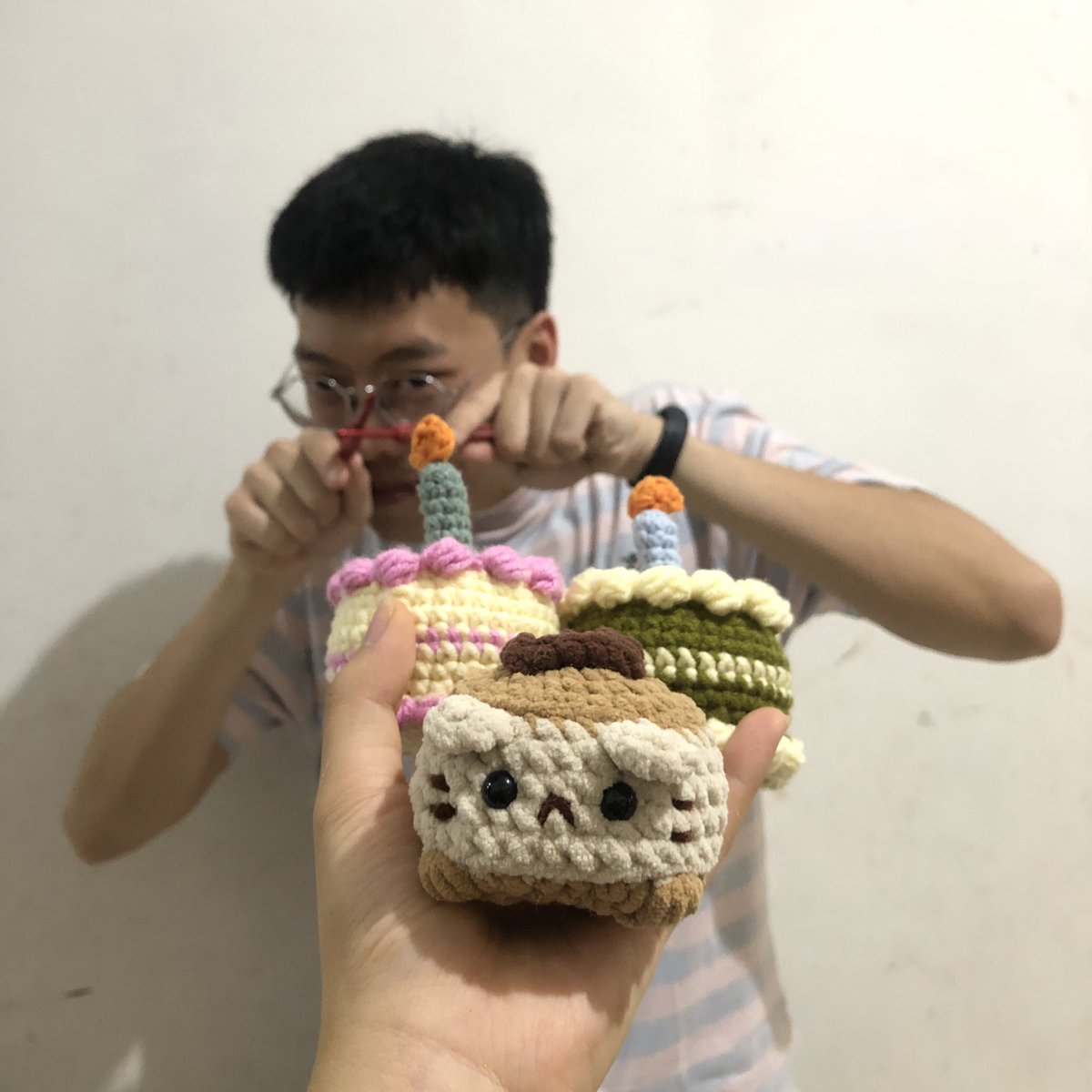 lifeisfeli's tweet photo. huhuhu pacar aku mentang2 udah bisa crochet😭

aku ultah:
beliin kue❌
rajutin kue✅

TERUS LIAT ITU SOUFFLE PANCAKE AMIGURUMI ADA EKORNYA😭😭🫵🏻🫵🏻🫵🏻 https://t.co/3vzdu8mfWN