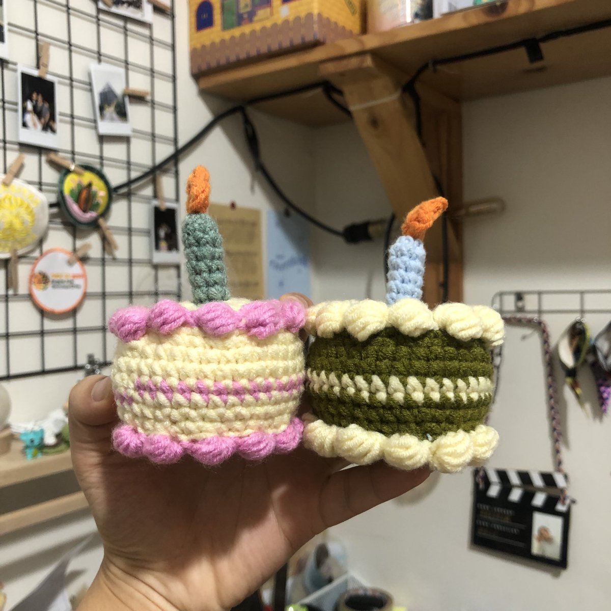 lifeisfeli's tweet photo. huhuhu pacar aku mentang2 udah bisa crochet😭

aku ultah:
beliin kue❌
rajutin kue✅

TERUS LIAT ITU SOUFFLE PANCAKE AMIGURUMI ADA EKORNYA😭😭🫵🏻🫵🏻🫵🏻 https://t.co/3vzdu8mfWN