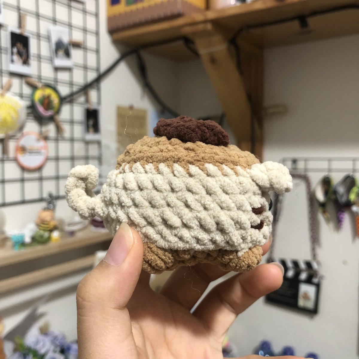 lifeisfeli's tweet photo. huhuhu pacar aku mentang2 udah bisa crochet😭

aku ultah:
beliin kue❌
rajutin kue✅

TERUS LIAT ITU SOUFFLE PANCAKE AMIGURUMI ADA EKORNYA😭😭🫵🏻🫵🏻🫵🏻 https://t.co/3vzdu8mfWN