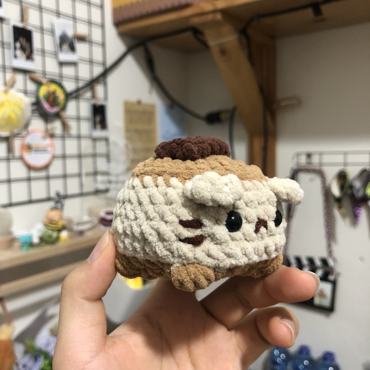 lifeisfeli's tweet photo. huhuhu pacar aku mentang2 udah bisa crochet😭

aku ultah:
beliin kue❌
rajutin kue✅

TERUS LIAT ITU SOUFFLE PANCAKE AMIGURUMI ADA EKORNYA😭😭🫵🏻🫵🏻🫵🏻 https://t.co/3vzdu8mfWN