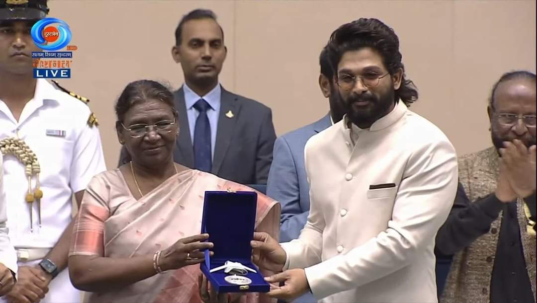 Deepsingh_page3's tweet image. Pen India Star #AlluArjun Receiving  Best Actor&apos; Award at the &apos;69th National Film Awards&apos; Ceremony for #PushpaTheRise 
He Became the FIRST TELUGU ACTOR to receive the prestigious award.
@alluarjun 
#69thNationalFilmAwards
#Page3Updates