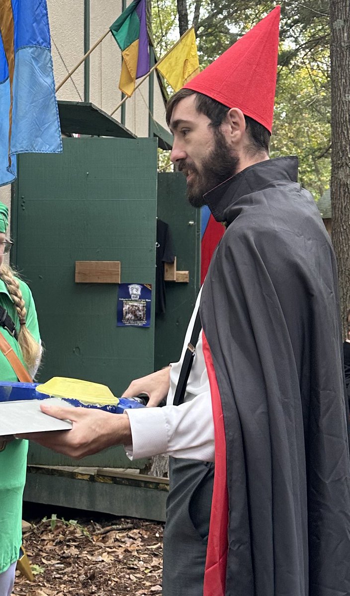 RealisticDuck's tweet photo. Blurry candid photos of the Wirt costume I was sent for additional context https://t.co/opK4r0BDLT