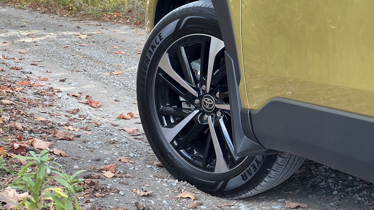 <a href="/AJACanada/">AJAC</a> <a href="/mazdacanada/">mazdacanada</a> <a href="/Mikeschlee/">Mike Schlee ™️</a> <a href="/KiaCanada/">Kia Canada</a> <a href="/HyundaiCanada/">Hyundai Canada</a> Stuck with a trend for the day: 2023 Toyota Corolla Cross Hybrid. Surprisingly agile in the autocross after the Koreans, and feels quicker thanks to the battery assist. Dull interior hurts it. #AJACTestFest