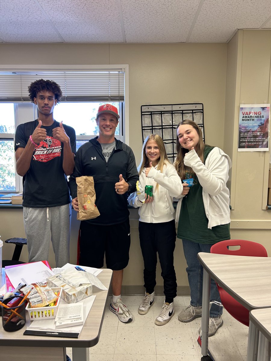 SM_NORTH_HS's tweet photo. Our Student-Athlete Leadership Team was out showing their appreciation for our coaches & sponsors who commit so much time, energy & passion! #thankful #Bisontime to shine!! @SMNorthPTSA @SMNorthBooster @smnorthstuco @SFLLeagueKS https://t.co/85cgCwO01H