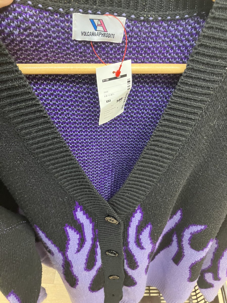 まとめのガラクタ達を買取へ。
ついでに少し見た。
カシ混3ピース・Mだけどいけると思った。
ファイヤーパターン系 売り切れ2〜4千、商品画像と適当撮影で利益でるなら、ギリ時間対効果ありと判断。