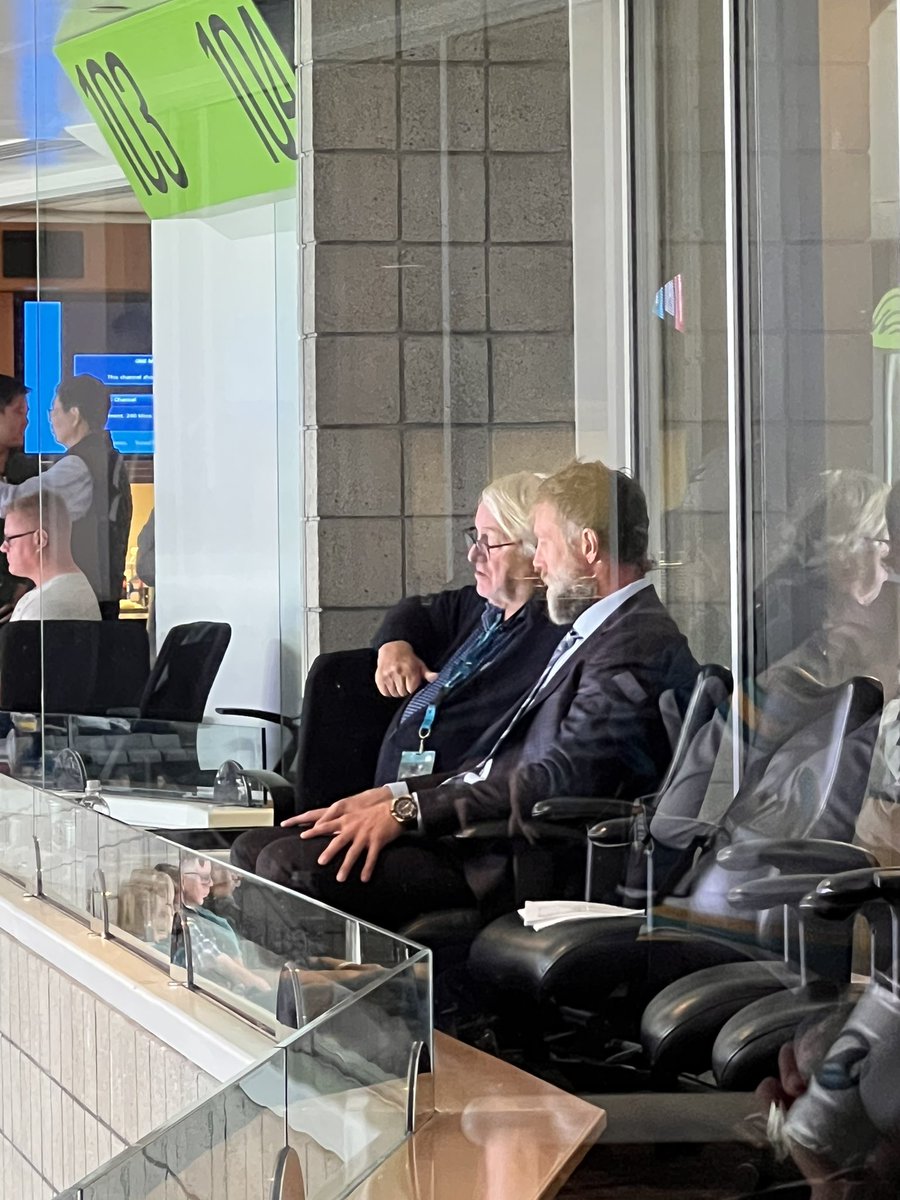Love seeing Jumbo around The Tank. Wonder what he could be sitting and talking to Hasso about…🤔
#sjsharks #sanjosesharks #joethornton #jumbojoe
