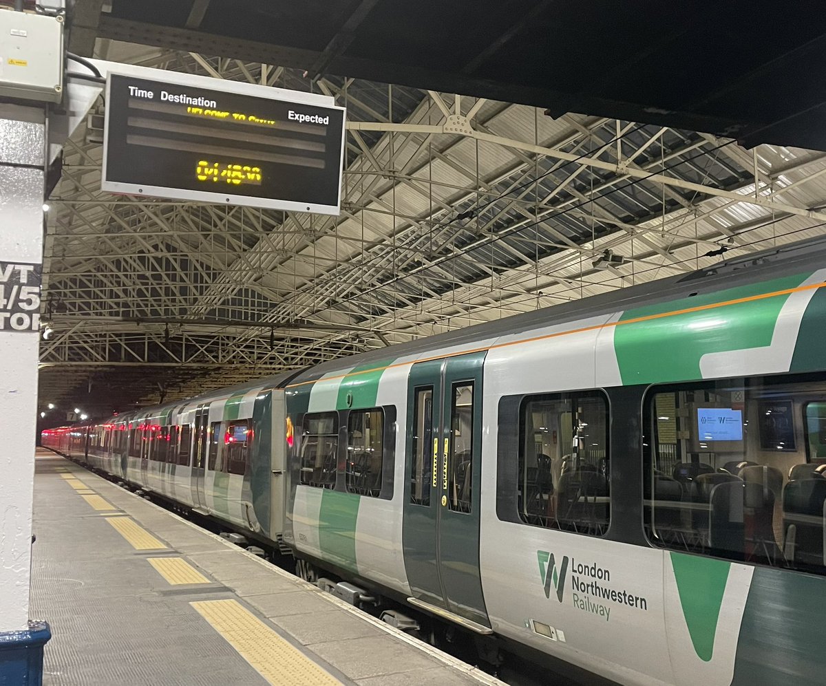 CatherineH_Edge's tweet image. The things we’ll do to spread the word about something we’re passionate about! Heading to the @ASCL_UK Leadership Conference in St Paul’s. Looking forward to meeting even more inspiring leaders looking for nurture staff wellbeing and development. #PureCoaching #teacher5oclockclub