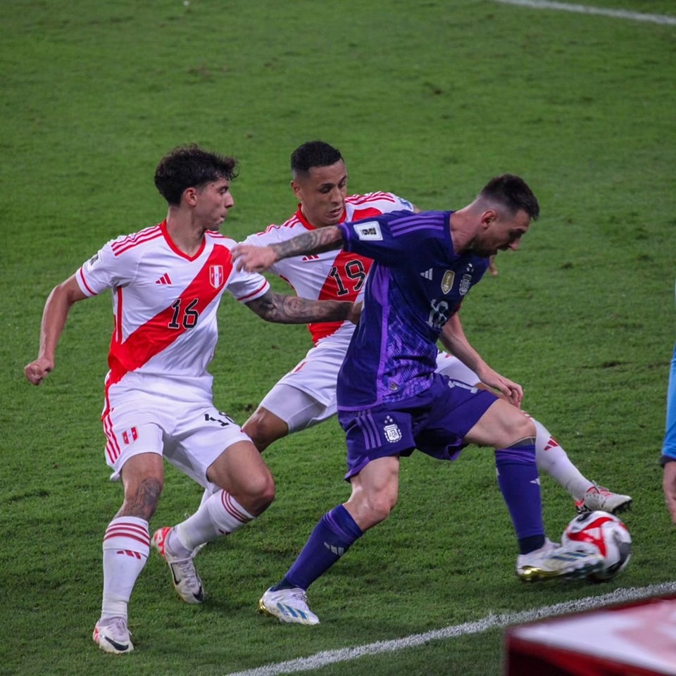 pielceleste's tweet photo. 🔊 CAYO LA BLANQUIROJA🔥
FINAL DEL PARTIDO
➖ ELIMINATORIAS SUDAMERICANA
🇵🇪 Perú 0 - 2 Argentina 🇦🇷
Goles: Messi (x2) ⚽
#Eliminatorias #PielCeleste #Fecha04 #Futbol #Peru #AlientaDesdeCasa #SomosFamilia
¿OPINIONES? https://t.co/vdftRQdJKV