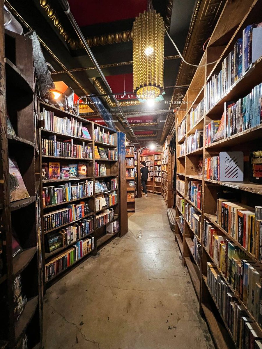 🇺🇸The most beautiful bookstore in Los Angeles📚 the last bookstore||📚 The last bookstore is located in Downtown LA. The bookstore is divided into two floors. The entire bookstore environment is mainly in a retro literary style.