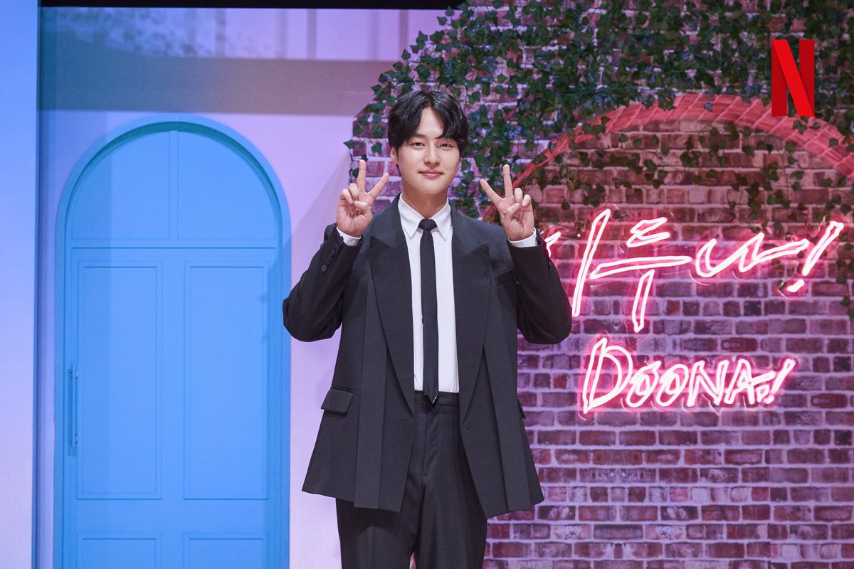 NetflixKR's tweet photo. 이 렇게 한자리에
두 사람이 모였는데
나 만 볼 수 없지

공익을 위해 지체 없이 공유드리는 <이두나!> 제작발표회 현장.

<이두나!>, 10월 20일 오직 넷플릭스에서.

#이두나 #Doona https://t.co/PQKgxxzrxU