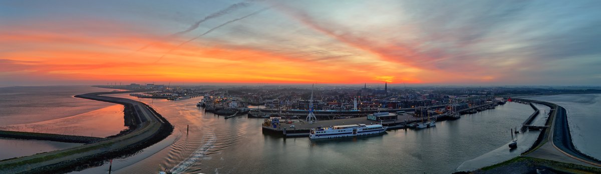 Een mooi begin van de dag, dat gaan we voorlopig niet meer zien als de berichten kloppen. 
Harlingen op z'n mooist op de vroege woensdagmorgen.
Fijne dag, webcam-harlingen.nl 
<a href="/Gem_Harlingen/">Gemeente Harlingen</a> <a href="/CruisePortHLG/">Cruise Port Harlingen</a> <a href="/AnnaZuidema/">Anna Zuidema 🌤🌧☔🌪⛈❄</a>