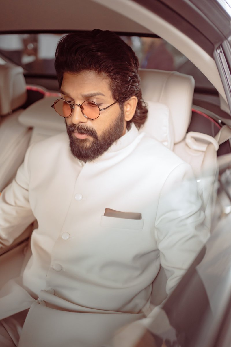 ashwinmawle's tweet photo. Honored to have styled the sensational Allu Arjun @alluarjun as he receives a well-deserved National Award for Best Actor 2023
Outfit - @kunalrawalmen 
Styled by - @ashwinmawle &amp; @hassankhanhak 
#AlluArjun #NationalAwards2023 #BestActor #styledbyashwin https://t.co/LySzgIaT5Y