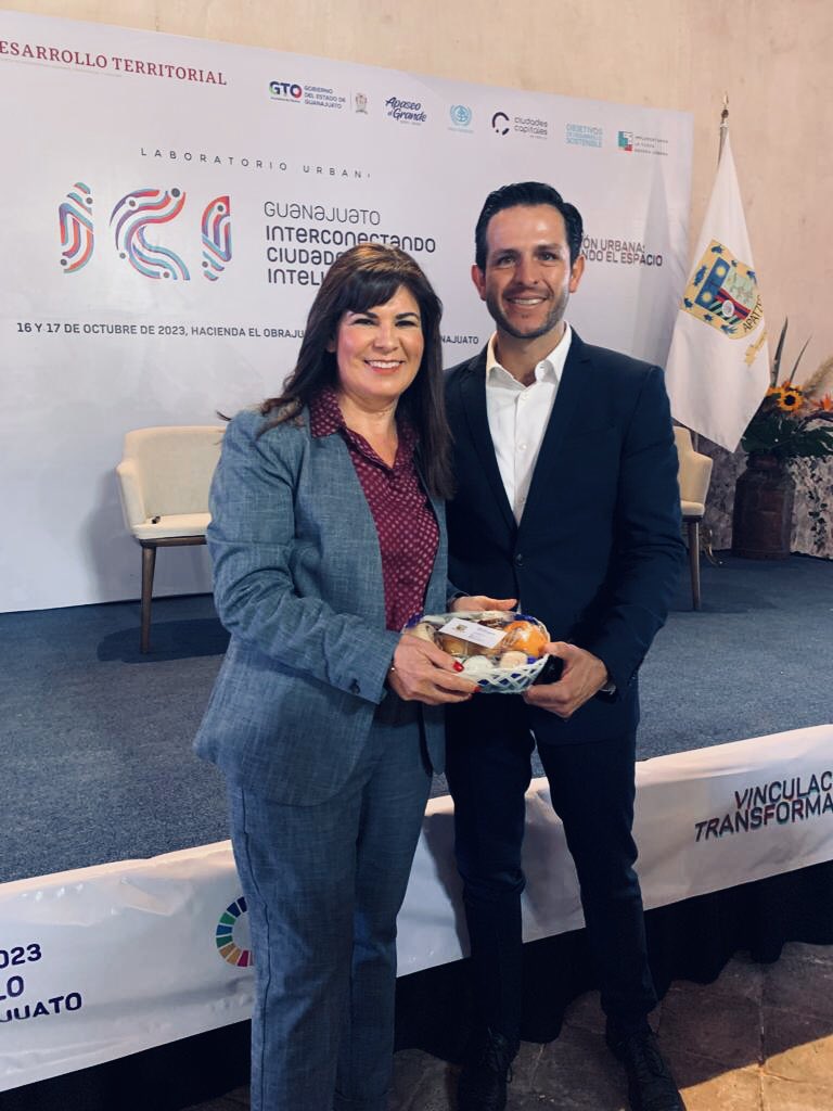 Gracias al alcalde <a href="/ChelisOliveros/">Chelis Oliveros</a>, <a href="/PhDHIZ/">Hugo Isaak</a> responsable de ciudades en <a href="/SRE_mx/">Relaciones Exteriores</a>   <a href="/marcosornelasm/">MARCOS ORNELAS</a> por la realización de este laboratorio urbano 
<a href="/ApaseoGob/">Apaseo el Grande</a> @gobiernogto 2/2