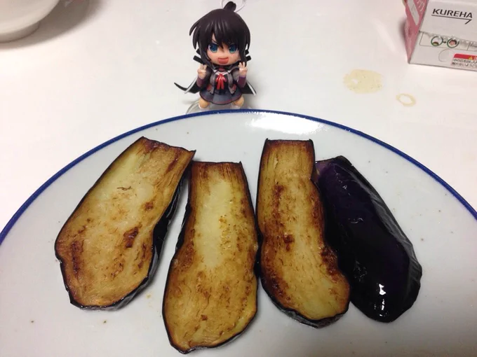 私はナスは揚げナスよりも焼きナス派です かつお節をかけて醤油をかけるともえ最高なんですけど かつお節が踊って地獄の罪人みたいでしょ? って子供の私に教えた親、どういう教育をしたかったんだ 仏教説話か?