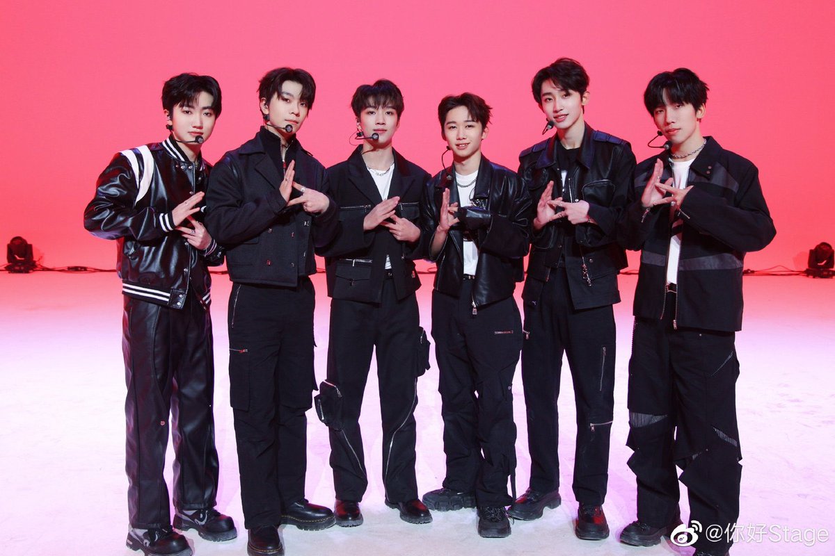 yuizeyu's tweet photo. I relished each moment spent playing alongside my fellow members and exhibiting my attractiveness to the public. Through these behind-the-scenes pictures of our performance, it reflects the enthusiasm that filled us during this endeavor. https://t.co/pqy2kXSMyL