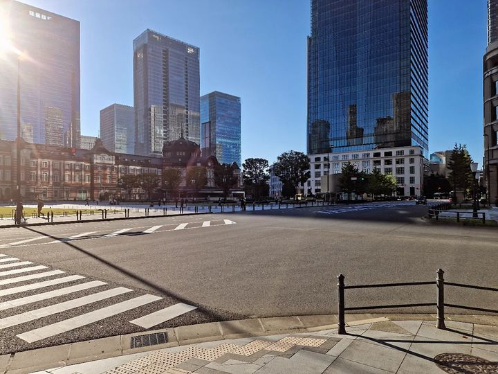 pierpi13's tweet photo. Questa è la stazione ferroviaria centrale di Tokyo alle 08.00 del mattino. Zero traffico di veicoli privati, nessuna, dico nessuna, vettura parcheggiata da nessuna parte: qui se non dimostri di possedere un posto auto non ti vendono nemmeno un triciclo. E il traffico al centro di Tokyo, 14 mln di abitanti, non sanno cos'è. E nessuno usa l'auto privata.
I mezzi pubblici funzionano se riduci agli indispensabili quelli privati.
Mario Tozzi