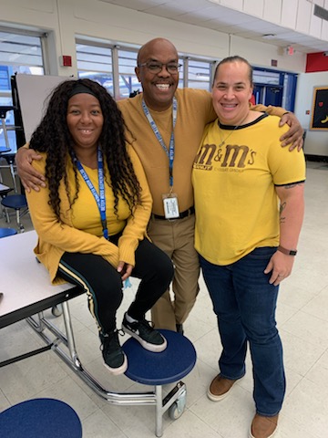 BetsyRossElem's tweet image. Representing the #PillarOfRespect for #CharacterCountsWeek by wearing the color yellow. 💛 @HISD_ACC @TeamHISD