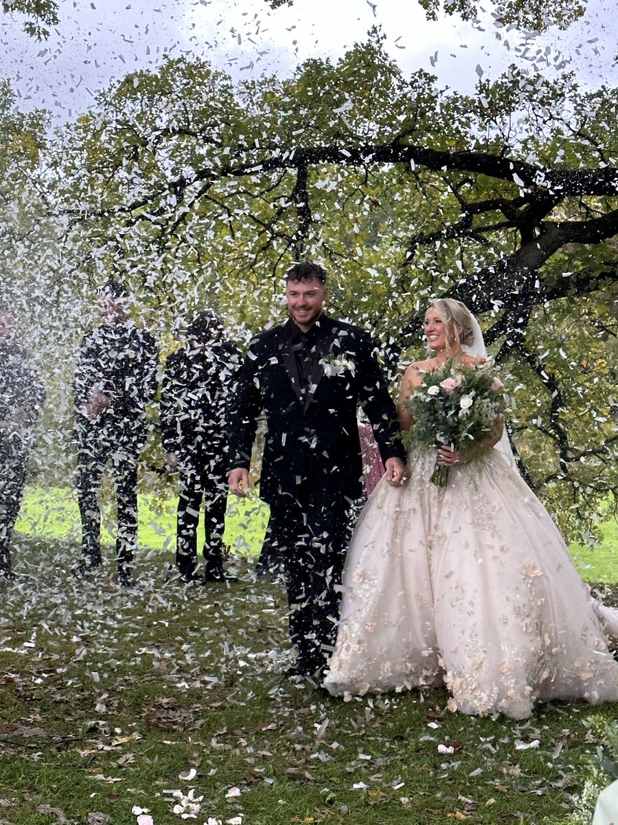 00LOG's tweet photo. Mr and Mrs Logan Velasquez https://t.co/iP7940HYlH